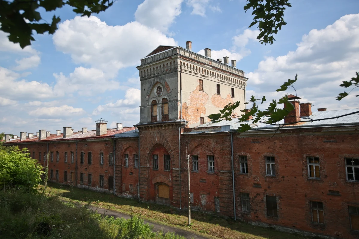 Zaledwie godzinę drogi od Warszawy znajduje się unikatowa atrakcja, która wciąż pozostaje mało znana. Twierdza Modlin w Nowym Dworze Mazowieckim to najdłuższy budynek w Europie, który zachwyca nie tylko swoimi monumentalnymi rozmiarami, ale także bogatą historią. 