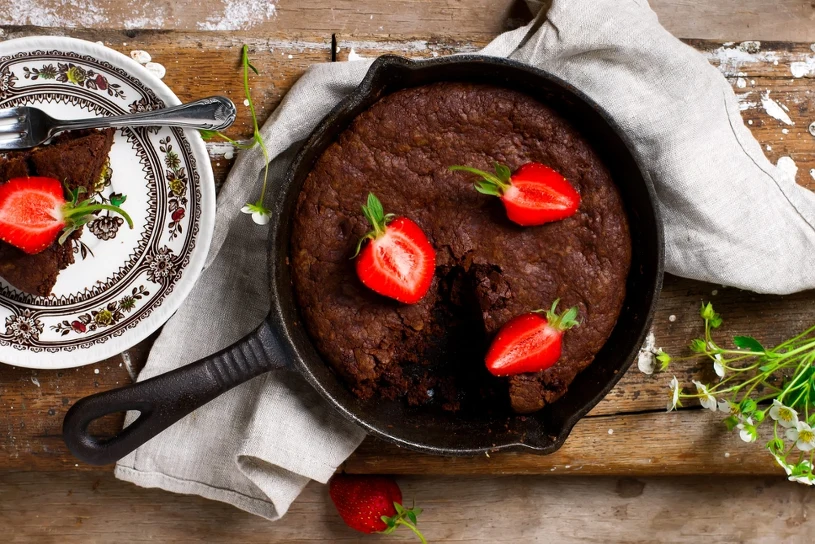To ciasto zrobisz na jednej patelni. Czekoladowy smak urzeknie każdego