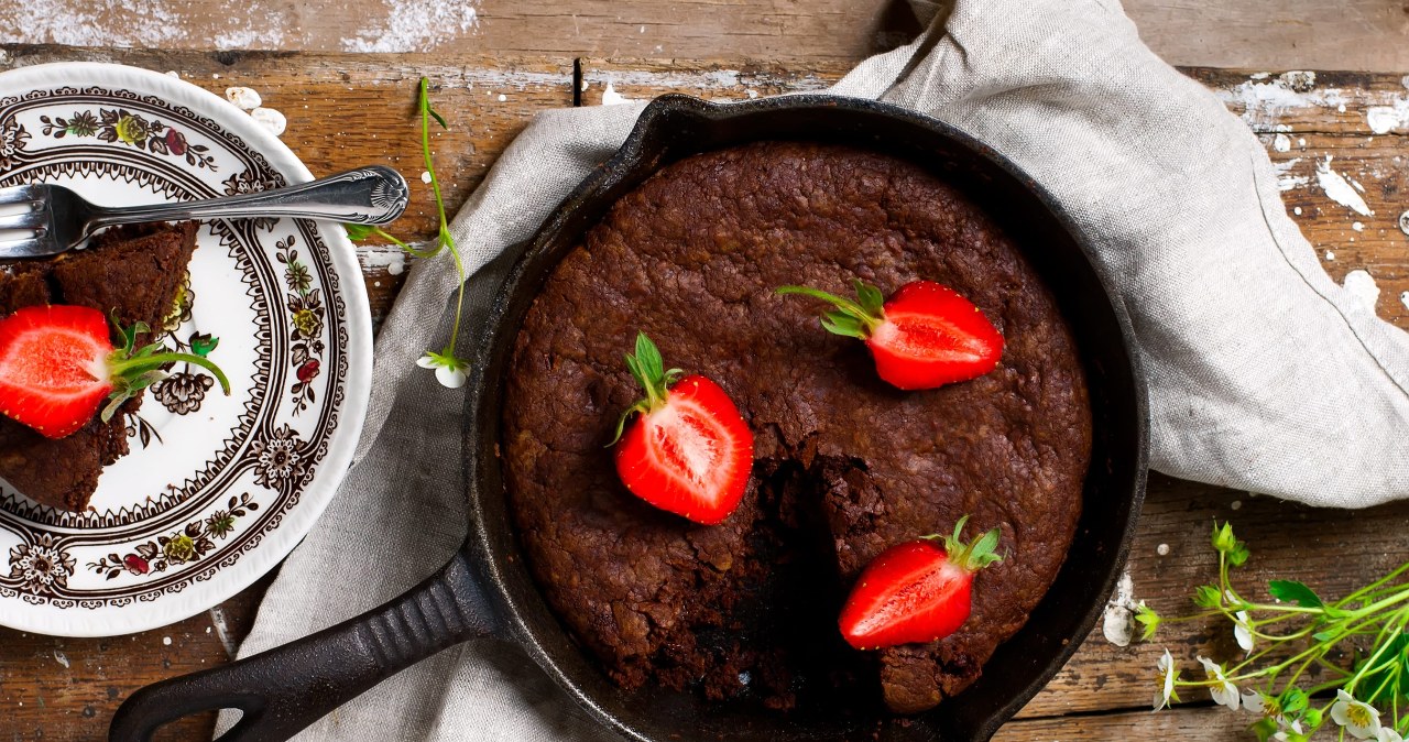 To ciasto zrobisz na jednej patelni. Czekoladowy smak urzeknie każdego