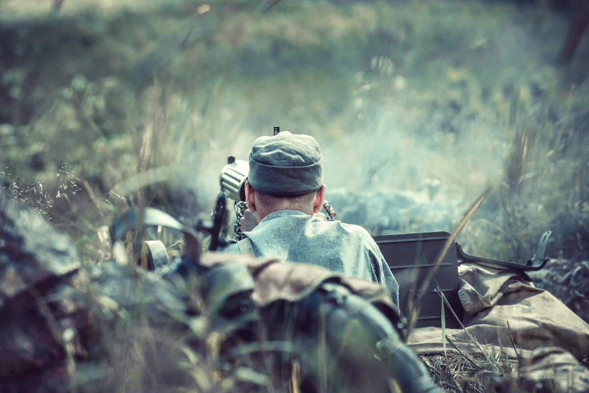 Fińska Agencja Rezerw Strategicznych opublikowała utajniony dotąd scenariusz, według którego Finlandia po zakończeniu wojny na Ukrainie mogłaby znaleźć się w stanie wojny z Rosją. Z dokumentu wynika, że kryzys rozpoczyna się od presji politycznej na Helsinki oraz cyberataków, a następnie eskaluje, gdy rosyjski myśliwiec rozbija się na terytorium kraju. 