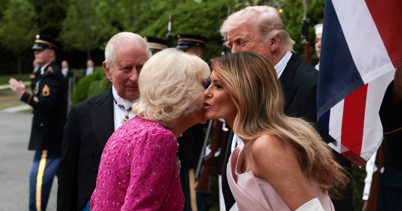 Zrezygnowała z tiary na rzecz naszyjnika. Są komentarze ekspertów