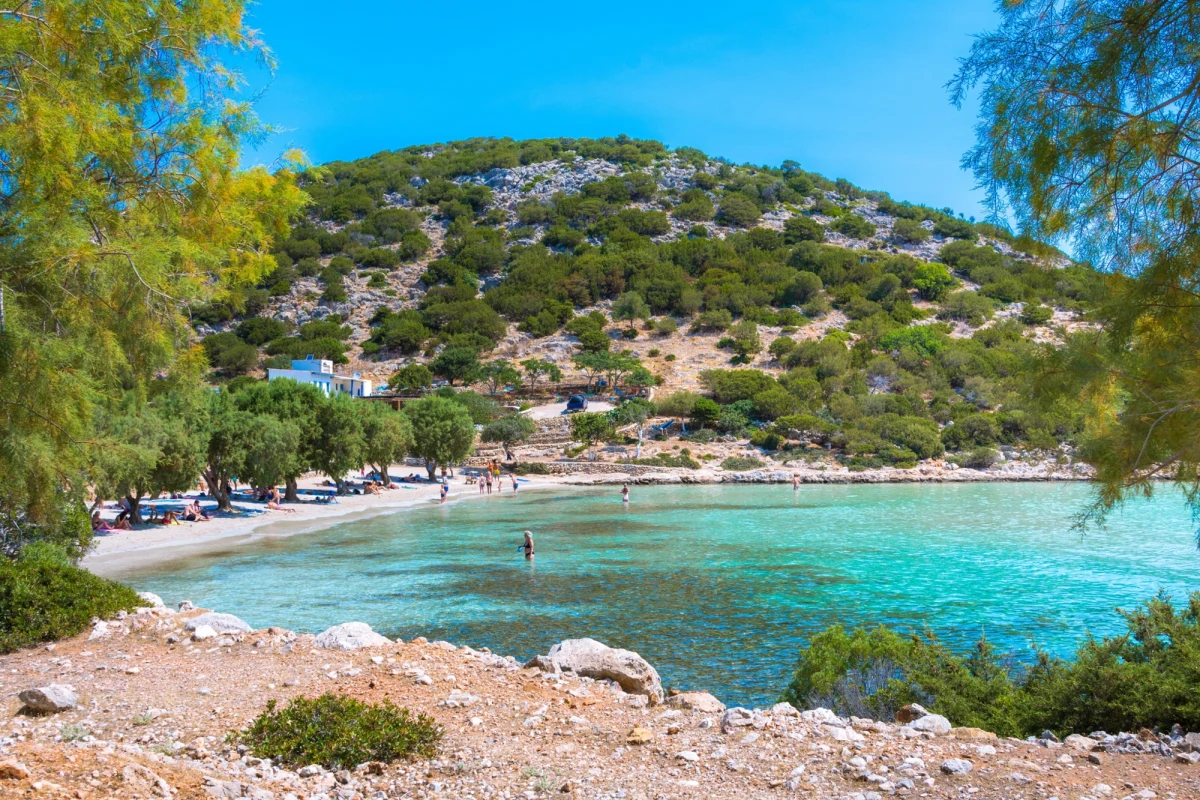 Liczba tzw. "nietkniętych plaż", na których obowiązują surowe ograniczenia dotyczące działalności komercyjnej, wzrośnie w Grecji do 250. Taką decyzję, w celu ochrony naturalnego piękna wybrzeży oraz lokalnej fauny i flory.
