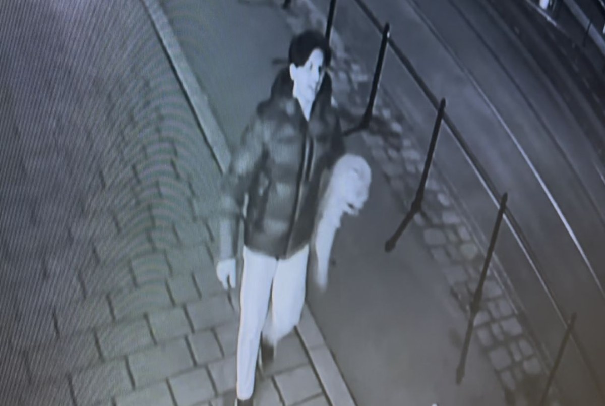 Atak przy ul. Starowiślnej w Krakowie. Policja szuka tego mężczyzny