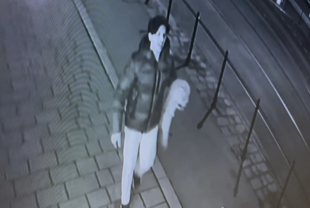 Krakowska policja opublikowała wizerunek mężczyzny poszukiwanego w związku z atakiem przy ul. Starowiślnej. Chodzi o ugodzenie innej osoby ostrym narzędziem. 