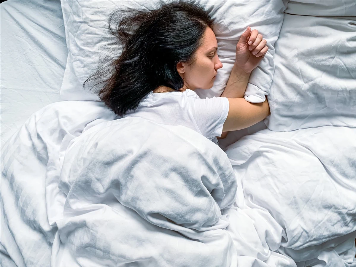 Zastanawiasz się czasem, dlaczego po nocy spędzonej w luksusowym hotelu czujesz się znacznie lepiej niż we własnej sypialni? Sekret zazwyczaj tkwi w odpowiednim podparciu ciała, które pozwala Twoim mięśniom na całkowite rozluźnienie i nocną regenerację. Szwedzka grupa Hilding Anders od dekad udowadnia, że projektowanie snu to dziedzina łącząca zaawansowaną inżynierię z głębokim zrozumieniem ludzkiej fizjologii. Wybierając rozwiązania od sprawdzonego producenta, otwierasz sobie drzwi do wypoczynku na najwyższym poziomie, który realnie przekłada się na Twoje codzienne samopoczucie. Jako oficjalny dystrybutor, platforma Sennamaterace.pl zapewnia dostęp do najbardziej innowacyjnych produktów, które zmieniają standardy nocnego relaksu w Twoim domu.