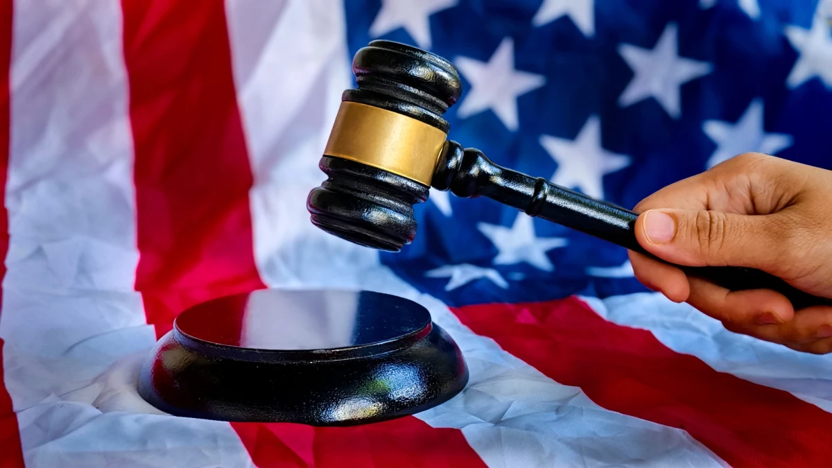 Aktor Nathan Chasing Horse został skazany na dożywocie przez sąd w Nevadzie. W "Tańczącym z wilkami" wcielił się w członka plemienia Siuksów o imieniu Dużo Uśmiechów. Później wykorzystał swoją sławę, by dokonywać seksualnych ataków na kobiety i dziewczynki rdzennego pochodzenia. 50-latek nie przyznał się do winy.