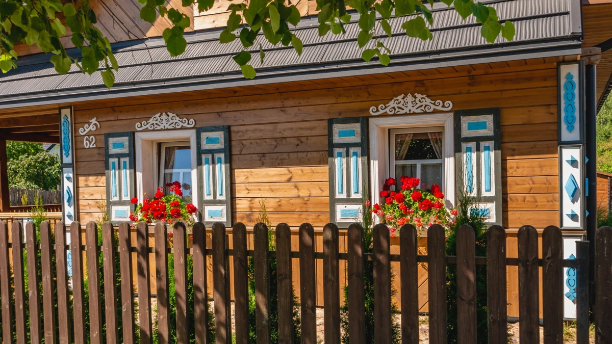 Kraina Otwartych Okiennic to jedno z najbardziej niezwykłych i wciąż nieodkrytych miejsc na mapie Podlasia. Drewniane chaty z misternie zdobionymi okiennicami, kolorowe cerkwie i wsie, w których czas płynie wolniej - to tylko niektóre z powodów, dla których warto odwiedzić Soce, Trześciankę, Puchły i okoliczne miejscowości. Poznaj region, gdzie historia, tradycja i natura tworzą niepowtarzalny klimat.