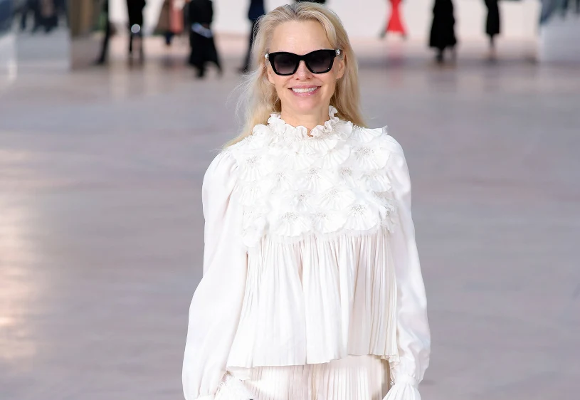 Te spodnie to modowy hit lata. Tak nosi je Pamela Anderson
