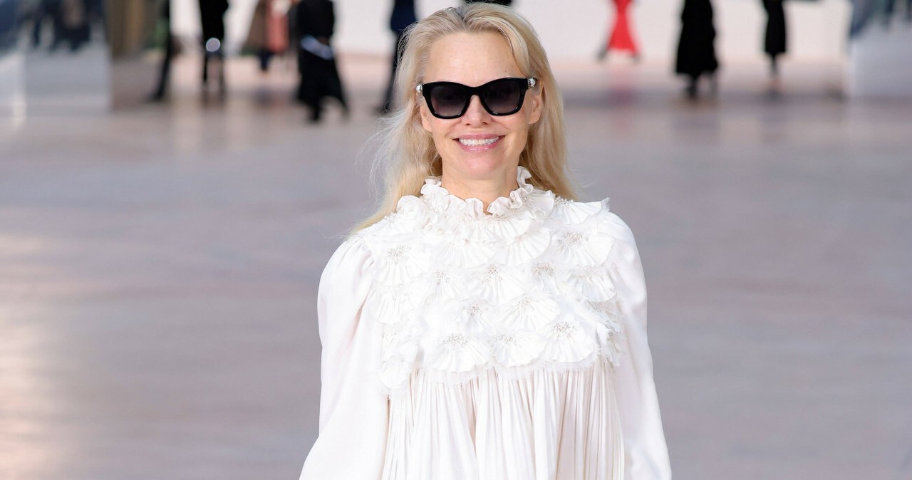 Te spodnie to modowy hit lata. Tak nosi je Pamela Anderson
