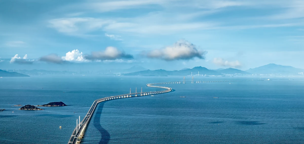 Hongkong-Zhuhai-Makau Bridge to najdłuższy most morski na świecie, który odmienił komunikację w południowych Chinach. Imponująca konstrukcja o długości 55 kilometrów połączyła trzy wielkie miasta, a jej budowa trwała dziewięć lat i kosztowała około 74 miliardów złotych. Most nie tylko skrócił czas podróży, ale stał się symbolem rozwoju infrastrukturalnego regionu.
