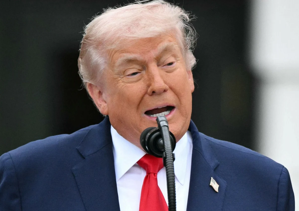 Prezydent USA Donald Trump wezwał w środę władze Iranu do "szybkiego podjęcia działań" w kwestii porozumienia pokojowego. Apel pojawił się w momencie, gdy amerykańskie media informują o przedłużeniu amerykańskiej blokady irańskich portów. W opublikowanym na platformie Truth Social wpisie polityk stwierdza, że zawarcie umowy jest utrudnione, ponieważ Iran "nie potrafi się ogarnąć" w kwestii programu nuklearnego. 