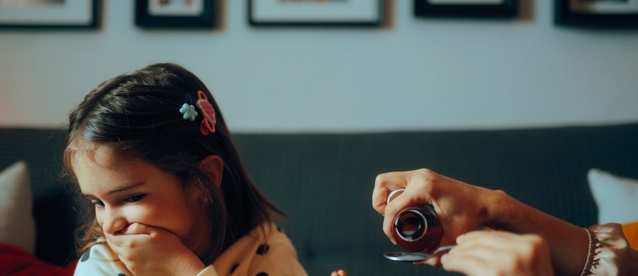 Infekcje przewodu pokarmowego, potocznie nazywane „jelitówką”, to jedna z najczęstszych dolegliwości u dzieci, szczególnie w cieplejszych miesiącach roku. Choć zwykle mają łagodny przebieg i ustępują samoistnie, dla rodziców bywają źródłem niepokoju — zwłaszcza gdy pojawiają się wymioty, biegunka czy gorączka. 