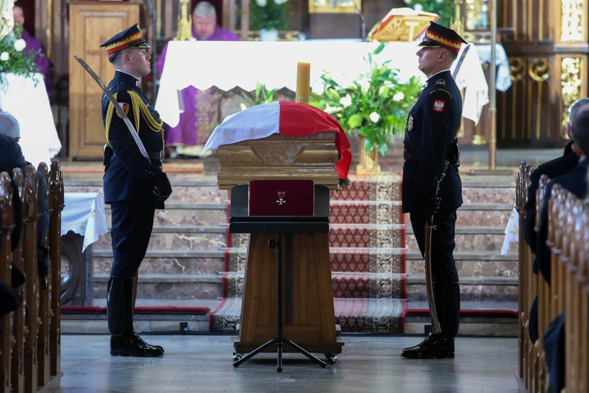 "W świecie pełnym pośpiechu i obojętności potrafiłeś zatrzymać się i pochylić nad każdym, kto potrzebował pomocy. Jako rodzice jesteśmy z ciebie dumni. Dumni z tego, jakim byłeś człowiekiem" - takie słowa napisane przez rodziców Łukasza Litewki odczytano w trakcie uroczystości pogrzebowych posła, który zmarł tragicznie w wypadku. Parlamentarzystę, który swoim zaangażowaniem w sprawy społeczne poruszył miliony ludzi, w kościele parafii rzymskokatolickiej pw. św. Joachima w Sosnowcu żegnali oprócz bliskich prezydent, premier, posłowie i senatorowie.