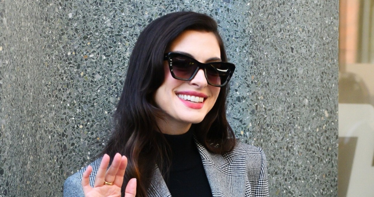 Hathaway zachwyciła ekskluzywną garsonką. Kosztowała krocie