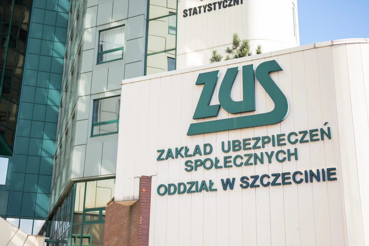 Zaostrza się spór między związkowcami a zarządem ZUS. Centrala Zakładu Ubezpieczeń Społecznych ponownie nie zgodziła się na wzrost płac o 1200 złotych brutto i proponuje podwyżkę 6 razy mniejszą - o 200 złotych. Jak dowiedział się reporter RMF FM Michał Radkowski, Związkowa Alternatywa, jeden z kilku związków zawodowych działających w Zakładzie, szykuje się do referendum strajkowego.