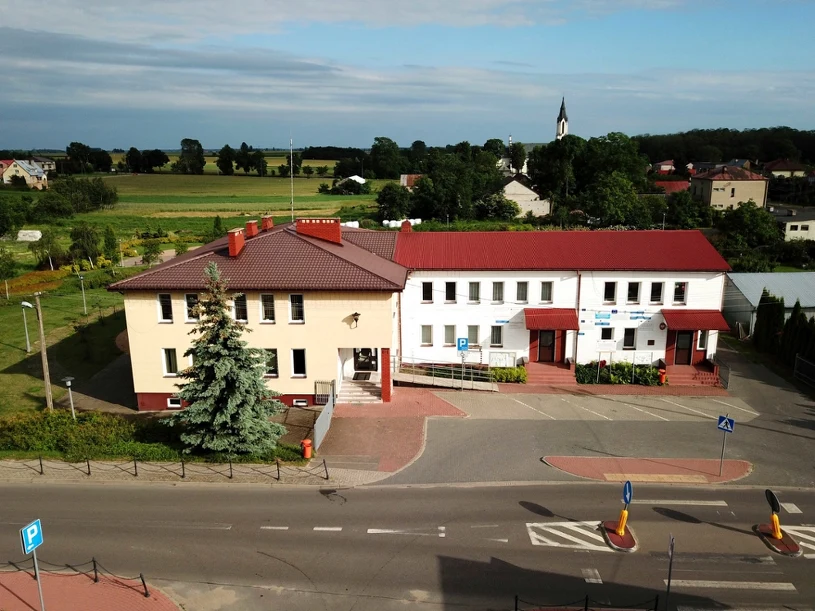 Atak w Urzędzie Gminy w Starej Kornicy. Ranna wójt, lądował śmigłowiec LPR