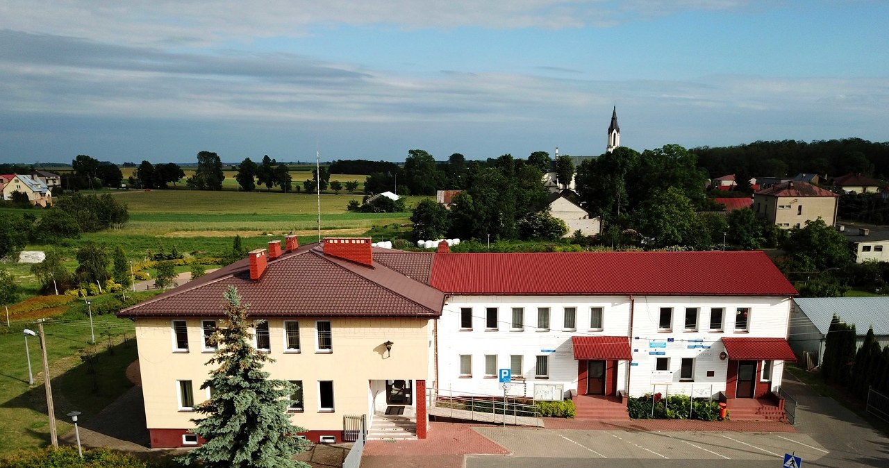 Atak w Urzędzie Gminy w Starej Kornicy. Ranna wójt, lądował śmigłowiec LPR
