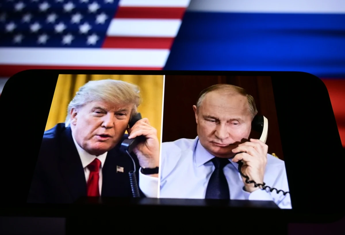 ​Doradca Władimira Putina Jurij Uszakow poinformował o odbyciu półtoragodzinnej rozmowy między przywódcą Rosji a prezydentem Stanów Zjednoczonych Donaldem Trumpem. Rozmowa przyniosła szereg deklaracji dotyczących sytuacji na Ukrainie, Iranu oraz współpracy gospodarczej. "Zasugerowałem Putinowi mały rozejm w Ukrainie, on może to zrobić" - powiedział po rozmowie prezydent USA.