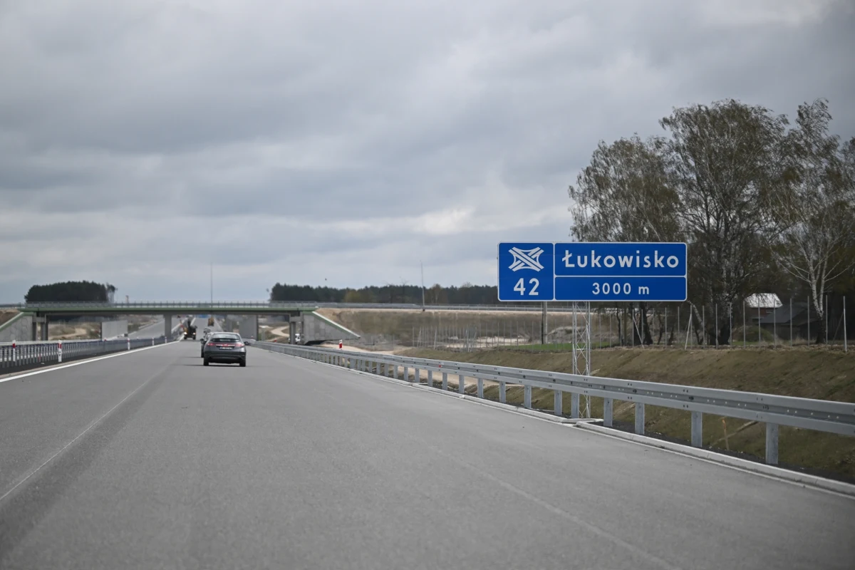 Kierowcy mogą od środy, 29 kwietnia, korzystać z 27-kilometrowego odcinka autostrady A2 między Łukowiskiem a Białą Podlaską (Lubelskie). Do końca czerwca możliwy ma być przejazd autostradą na całym, liczącym 65 km odcinku, między Siedlcami i Białą Podlaską.