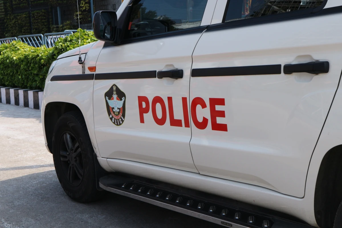 Tragiczne informacje napływają z Indii, gdzie doszło do katastrofy budowlanej w mieście Bangalore na południu kraju. Co najmniej siedem osób, w tym troje dzieci, zginęło a trzy zostały ranne w wyniku zawalenie się mierzącego 2,5 metra fragmentu muru kompleksu szpitalnego.  Wyrazy współczucia bliskim ofiar przekazał w specjalnym wpisie w internecie premier Indii Narendra Modi.