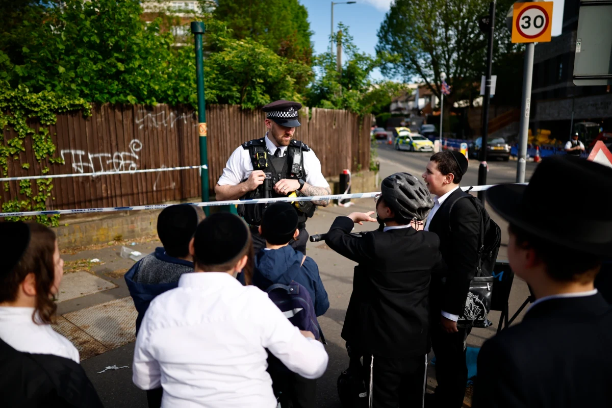 Policja zakwalifikowała środowy atak nożownika na dwóch Żydów w dzielnicy Golders Green w Londynie jako "atak terrorystyczny". Ranni mężczyźni - 34-letni Shilome Rand i 76-letni Moshe Shine - trafili do szpitala. Ich stan określany jest jako stabilny.