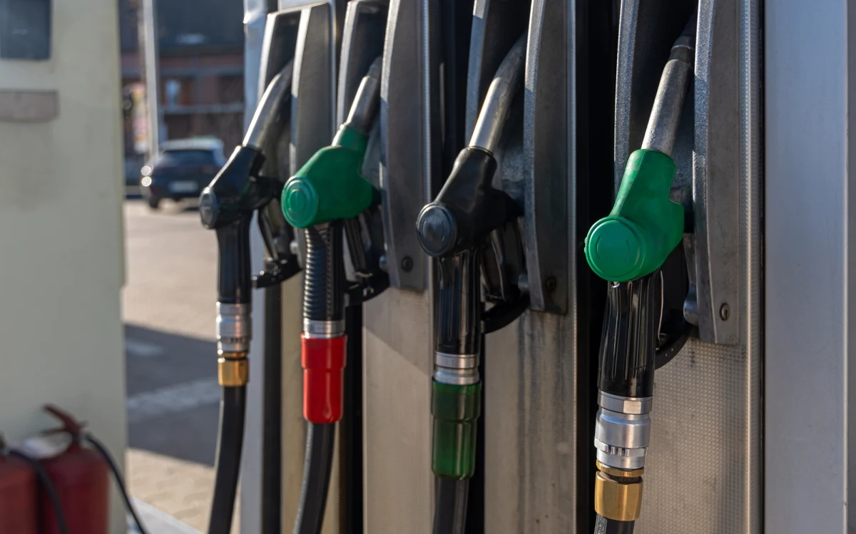 Polska odpowiedziała na zastrzeżenia Komisji Europejskiej dotyczące obniżonego podatku VAT na paliwa - dowiedziała się dziennikarka RMF FM. KE analizuje te wyjaśnienia, ale widmo sankcji - w przeciwieństwie do sytuacji Bratysławy i Budapesztu - zostało oddalone.