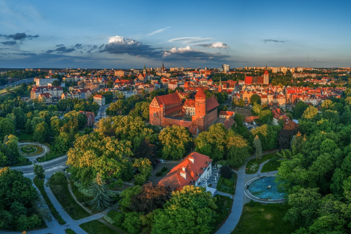 Po miesiącach oczekiwań i sporów sądowych Urząd Miasta Olsztyna ogłosił, że nic już nie stoi na przeszkodzie, by podpisać umowę na budowę ulicy Nowobałtyckiej. To największa inwestycja drogowa w historii miasta, która ma odmienić komunikację w zachodnich dzielnicach Olsztyna.