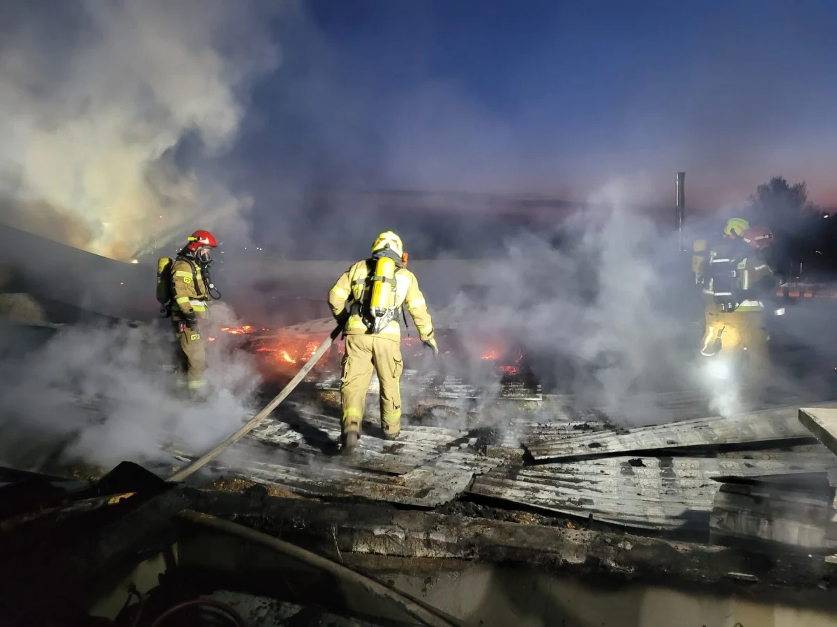 Nocny pożar w Sandomierzu (woj. świętokrzyskie). Ogień pojawił się w jednym z hoteli przy ulicy Lwowskiej. Z żywiołem przez wiele godzin walczyło 12 zastępów straży pożarnej.