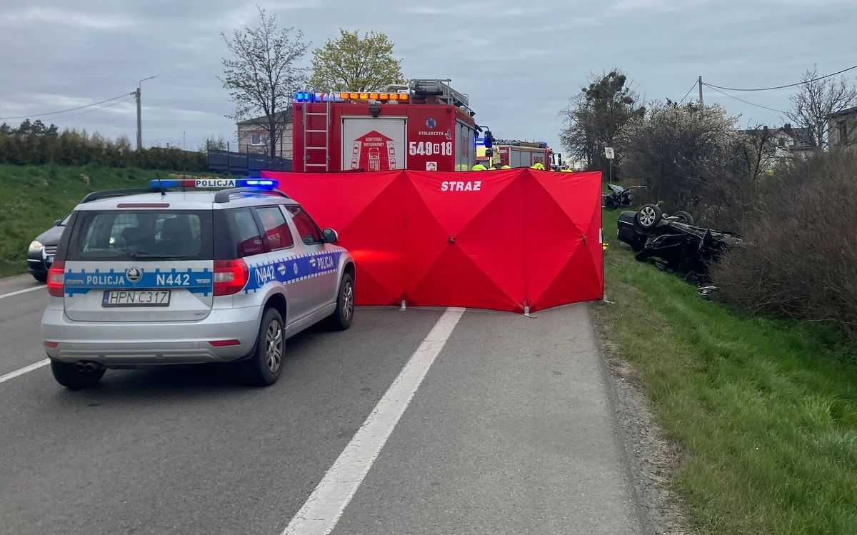 Dwie osoby nie żyją, a dwie inne zostały ranne. Do tragicznego wypadku doszło w czwartkowy poranek w Pomorskiem, gdzie zderzyły się dwa samochody.