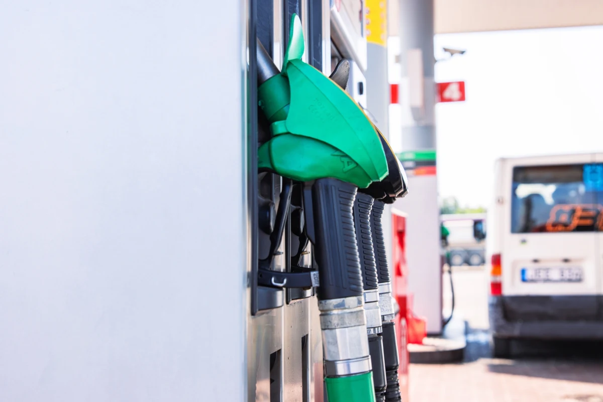 Ceny ropy naftowej znów rosną na światowych rynkach. W czwartek o poranku baryłka ropy Brent kosztuje ok. 113 dolarów, a ropy teksańskiej - ok. 109 dolarów. Dzień wcześniej portal Axios przekazał, że armia USA ma poinformować prezydenta Donalda Trumpa o scenariuszach ewentualnych dalszych działań w wojnie z Iranem.