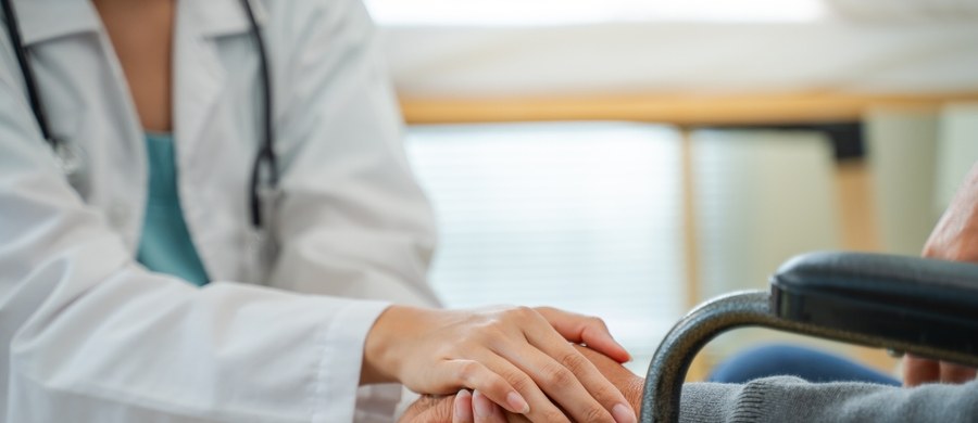 Naukowcy z Korei Południowej twierdzą, że prosty test przy łóżku pacjenta może pomóc lekarzom przewidzieć, czy dana osoba umrze w ciągu 24 godzin. Jak podaje „Daily Mail”, technika ta polega na badaniu tzw. odruchu rogówkowego – mimowolnego zamknięcia powieki wskutek dotknięcia rogówki. 