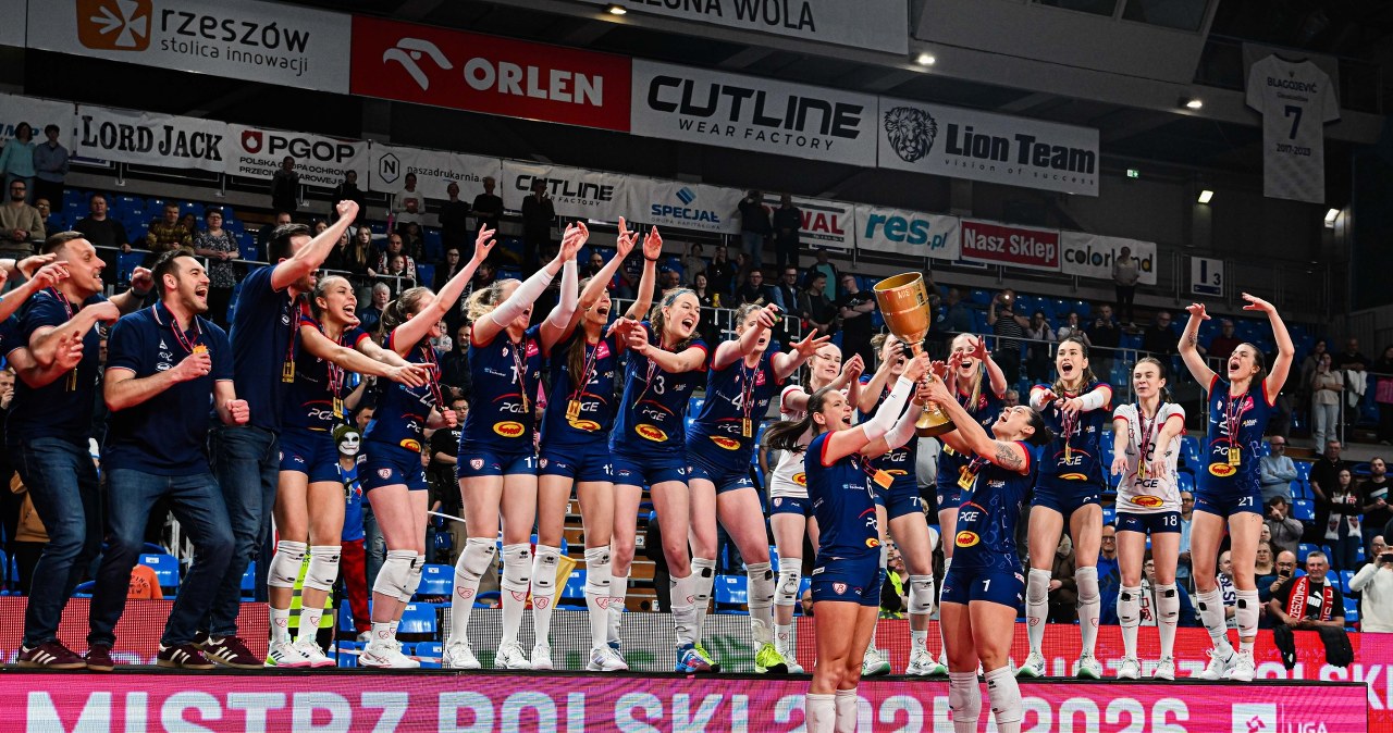 Historyczny triumf i radość. Pierwsze złoto świętowały pod prysznicem