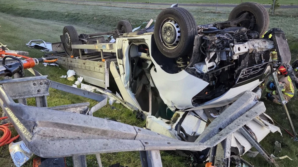Samochód dostawczy dachował o poranku w czwartek na autostradzie A2 w okolicy miejscowości Staniszewo w woj. wielkopolskim. Zginęła jedna osoba.