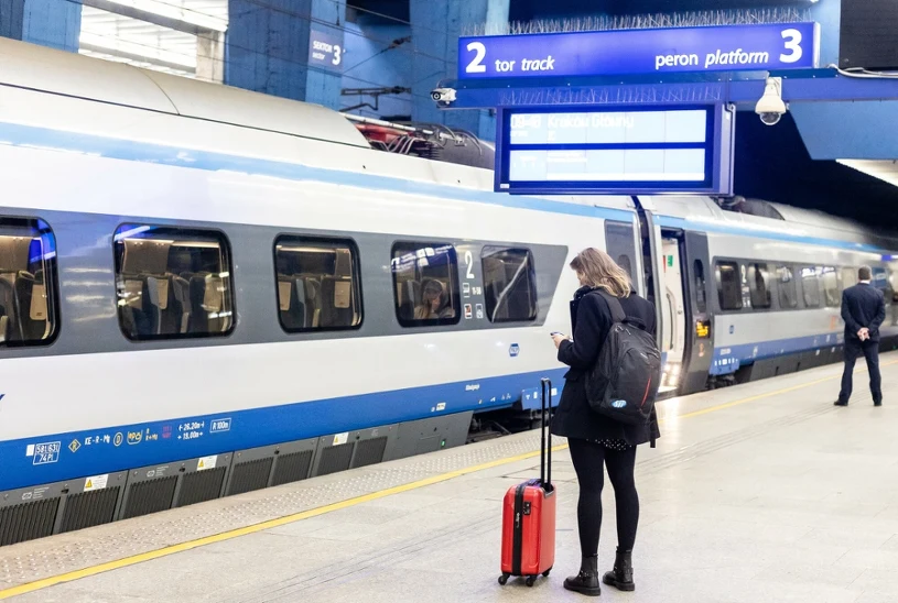 PKP Intercity chce sektorów na peronach w rozkładach i wyświetlaczach