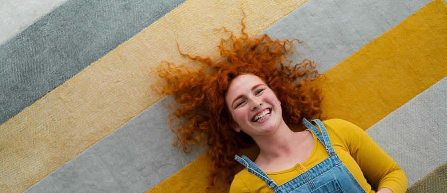 Od dawna mówi się, że śmiech to najlepsze lekarstwo. Okazuje się, że ma on szczególnie korzystny wpływ na nasze jelita. „Delikatny wewnętrzny masaż wywoływany śmiechem może wspomagać perystaltykę jelit, a nawet usuwając nagromadzone gazy” – wyjaśnia dietetyczka Adrienne Benjamin na łamach czasopisma Daily Mail. 