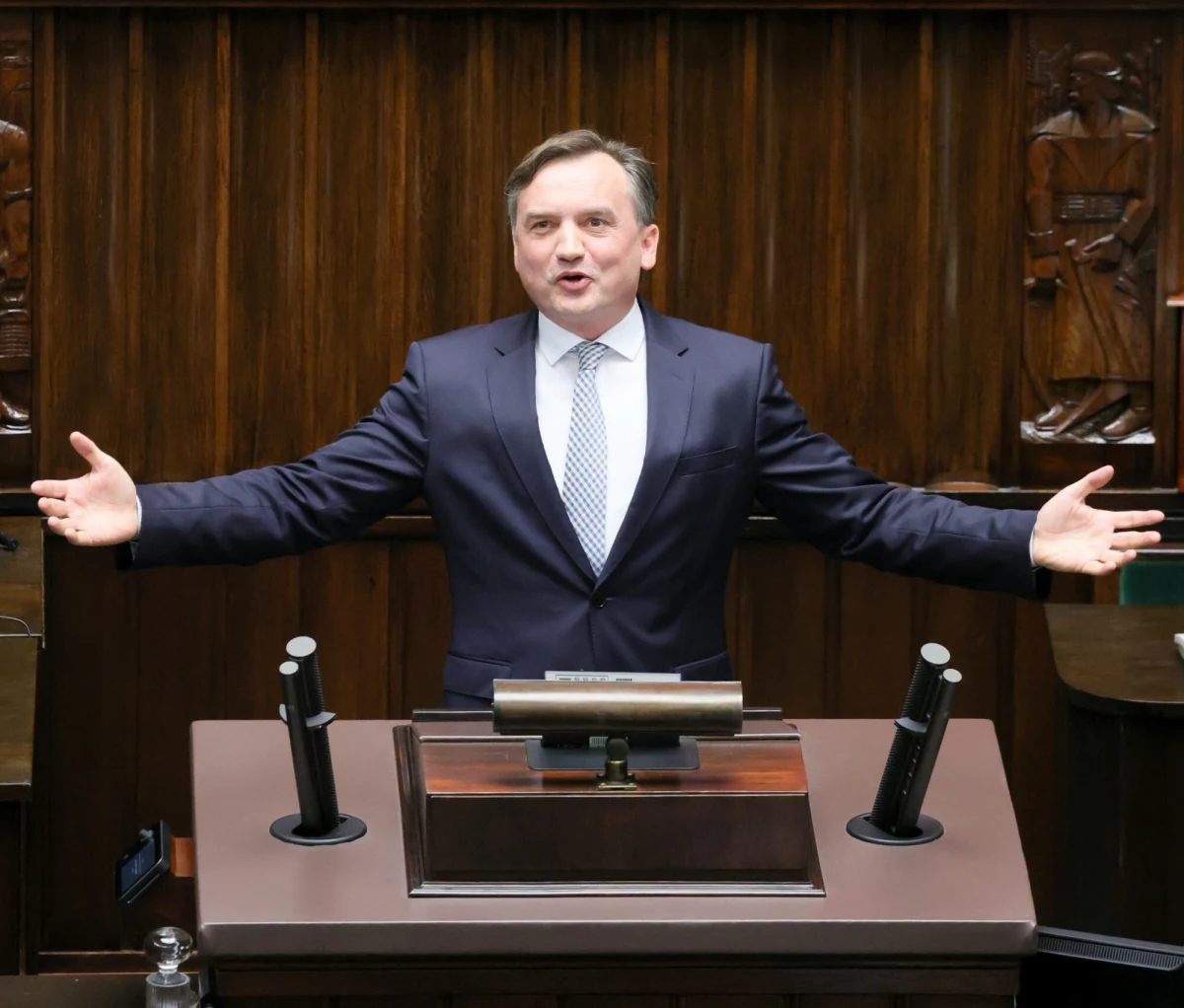 Dopiero 8 września Sąd Okręgowy w Warszawie rozpatrzy zażalenie na postanowienie o tymczasowym aresztowaniu Zbigniewa Ziobry - informuje dziennikarz RMF FM Tomasz Skory.