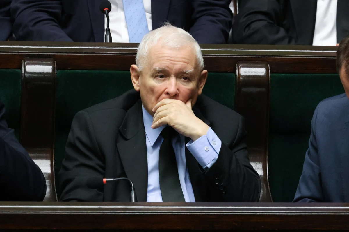 Łukasz Mejza od wczoraj nie jest już członkiem klubu PiS. Decyzja ta zapadła po rozmowach z kierownictwem partii i wywołała szerokie komentarze w świecie polityki. "Jeżeli chodzi o pana Mejzę, to on po prostu zrezygnował z członkostwa w klubie i to zamyka sprawę" - powiedział Jarosław Kaczyński, prezes PiS.