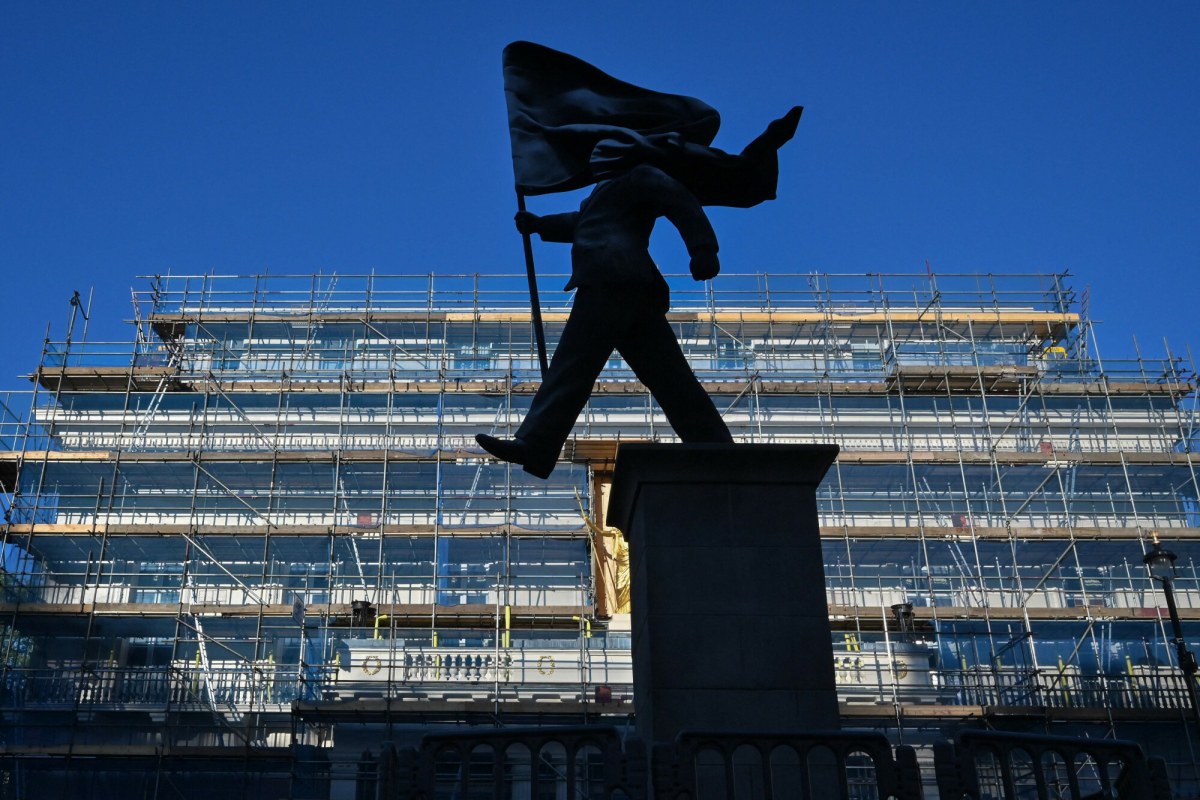 Schodzący z piedestału, zaślepiony flagą. Czy to dzieło Banksy'ego?