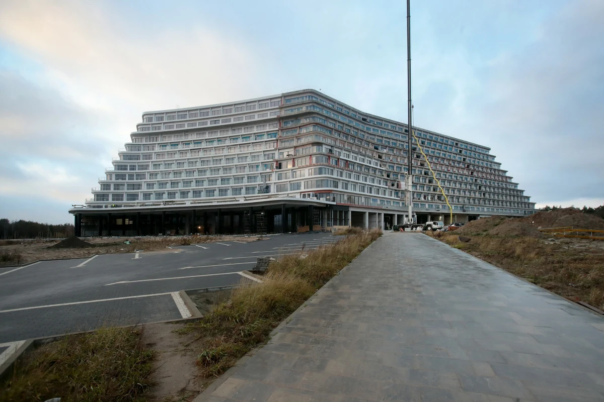 Po latach oczekiwań, przesuwanych terminów i budowy, która budziła emocje w całej Polsce, Hotel Gołębiewski w Pobierowie wreszcie otwiera się dla gości. Od 26 czerwca, tuż po zakończeniu roku szkolnego, pierwsi turyści będą mogli zameldować się w największym hotelu w kraju i skorzystać z niezwykłych atrakcji, jakie oferuje ten nadbałtycki gigant.