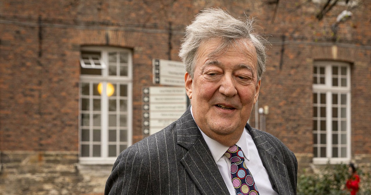 Stephen Fry żąda ogromnego odszkodowania. Wszystko przez upadek ze sceny