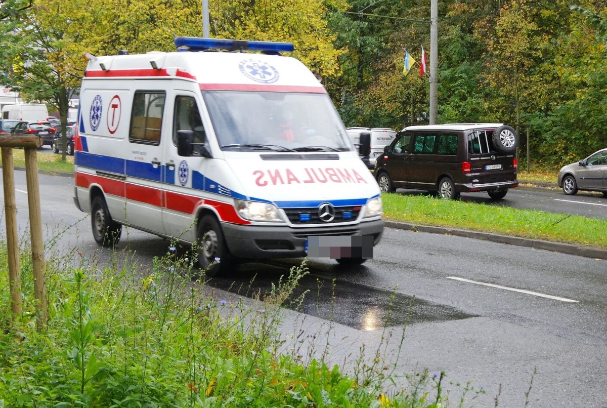 Zarzut usiłowania zabójstwa usłyszał mężczyzna, który wczoraj w urzędzie zaatakował i zranił nożem wójt gminy Stara Kornica na Mazowszu - to ustalenia reporterki RMF FM. Mężczyzna usłyszał też dodatkowy zarzut: napaści na funkcjonariusza publicznego, bo taką fukcję pełni pani wójt. 
