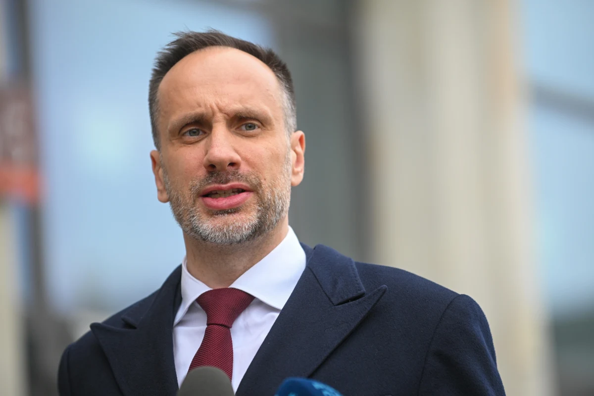 Rezygnacja Janusza Kowalskiego z funkcji członka klubu parlamentarnego Prawa i Sprawiedliwości mogła mieć związek z aferą Zondacrypto - informuje Wirtualna Polska. Portal, powołując się na pracowników tej firmy, pisze o wizytach polityka w miejscach związanych z Przemysławem Kralem - prezesem giełdy kryptowalut. Polityka miał pogrążyć anonim, który trafił do siedziby partii w Warszawie. 