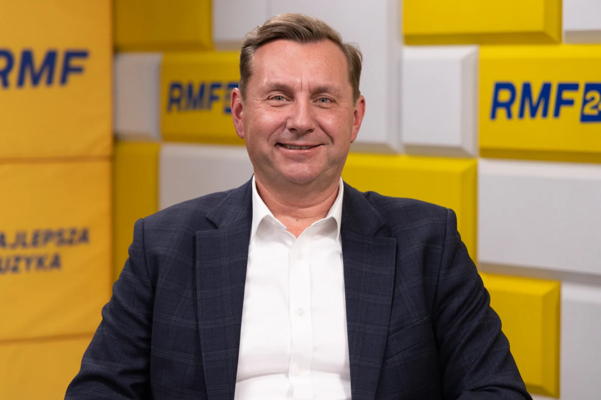 "Pani minister powinna zweryfikować pracę wiceministra Dorożały, bo uważam, że nie zawsze działa zgodnie z linią naszego rządu. Pamiętajmy, że na wizerunek pani minister wpływają również wiceminstrowie i ich praca" - powiedział w Popołudniowej rozmowie w RMF FM Rafał Komarewicz z klubu parlamentarnego Centrum. W ten sposób odniósł się do tego, czy warunkiem pozostania na stanowisku szefowej resortu klimatu i środowiska Pauliny Hennig-Kloska było odejście z resortu wiceministra Mikołaja Dorożały. Polityk KP Centrum podkreślił także, że pomimo pewnych zgrzytów "koalicja jest razem".