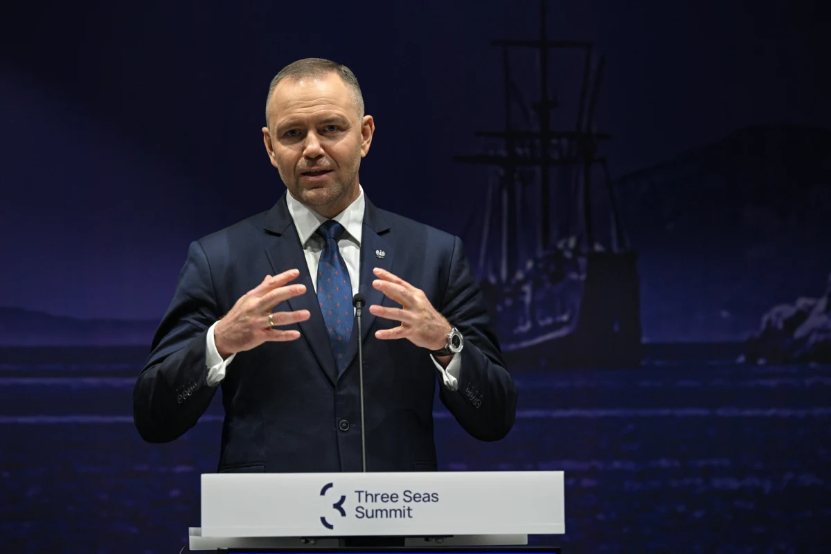 Trwa śledztwo dotyczące ułatwienia prezydentowi nieodebrania ślubowania od czworga sędziów Trybunału Konstytucyjnego. Prezydent Karol Nawrocki stanowczo skomentował działania prokuratury, podkreślając, że jej zadaniem powinno być ściganie przestępców, a nie badanie, kto doradzał głowie państwa. "Jeśli panu ministrowi Żurkowi wydaje się, że ktokolwiek w kancelarii jest tymi pismami przestraszony, to tak naprawdę nie. Musi pan minister to wiedzieć" - powiedział Nawrocki.