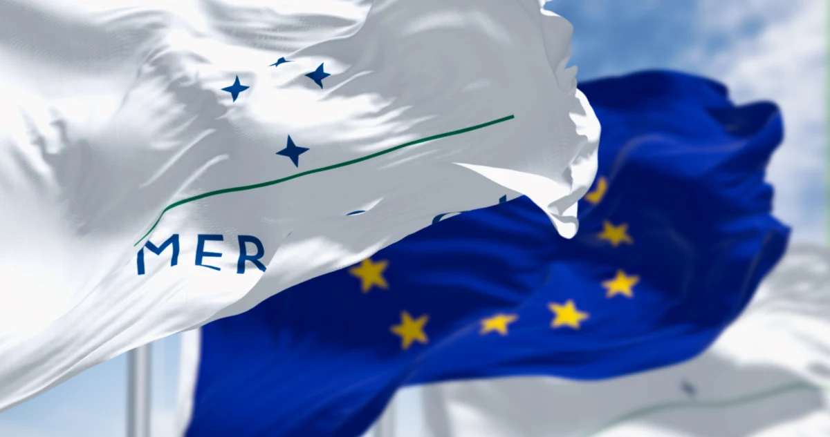 Od dziś zaczyna obowiązywać tymczasowo umowa handlowa między Unią Europejską a krajami południowoamerykańskiego bloku Mercosur. Decyzja Komisji Europejskiej wywołała falę protestów wśród europejskich rolników, a polski rząd zapowiada skargę do Trybunału Sprawiedliwości UE. Największe obawy dotyczą sektora wołowiny i drobiu, które mogą ucierpieć na skutek napływu tańszych produktów z Ameryki Południowej.