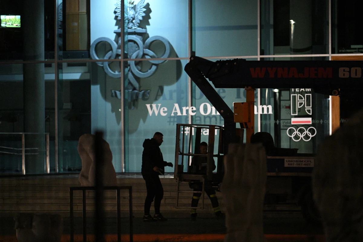 Neon Zondacrypto został usunięty wieczorem z budynku siedziby Polskiego Komitetu Olimpijskiego. Polscy medaliści zimowych igrzysk Mediolan-Cortina wciąż czekają na rozliczenie nagród PKOl w tokenach w wysokości 950 tys. zł.