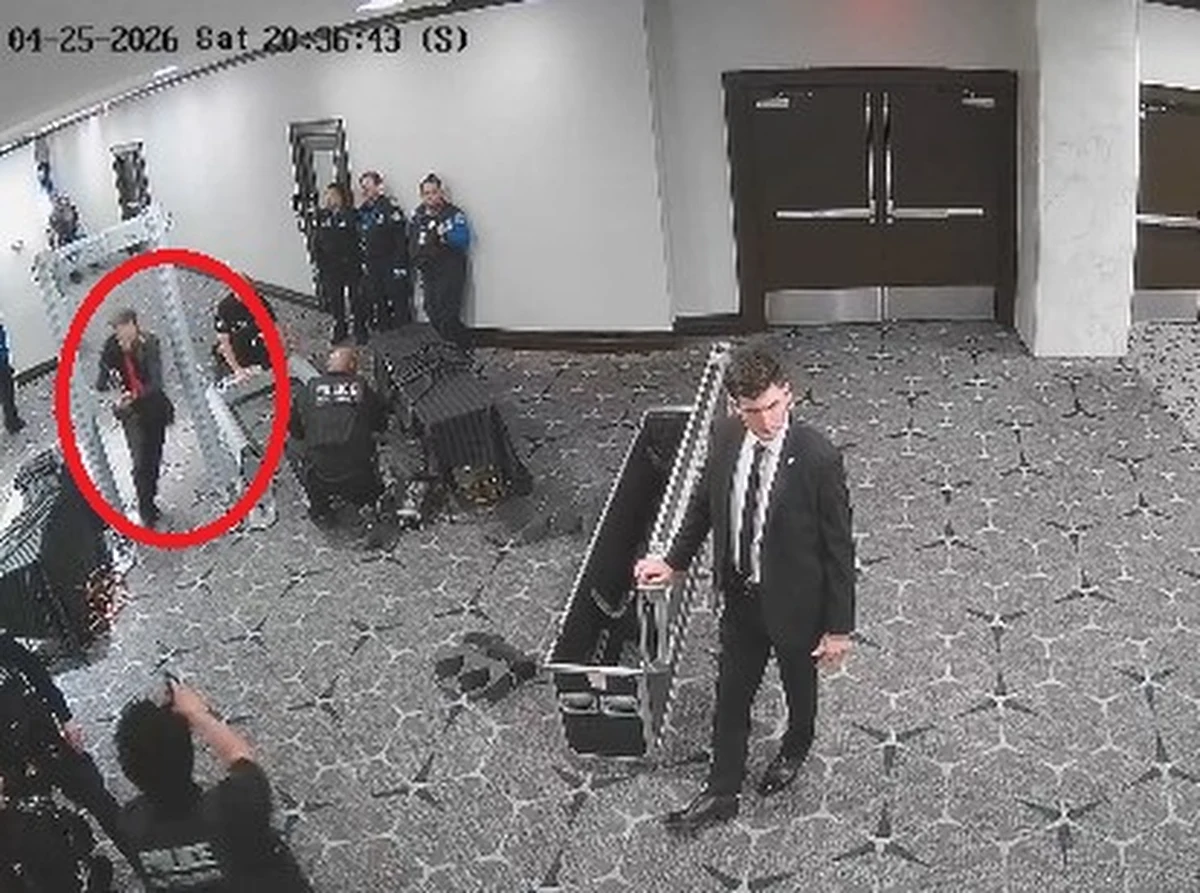 Prokuratorzy przedstawili w czwartek nowe dowody, w tym nagranie wideo, pokazujące chwile przed strzelaniną podczas gali korespondentów Białego Domu. Widać na nim, jak uzbrojony mężczyzna przebiega przez korytarz hotelu Washington Hilton i w ciągu zaledwie czterech sekund pokonuje punkt kontroli bezpieczeństwa. 