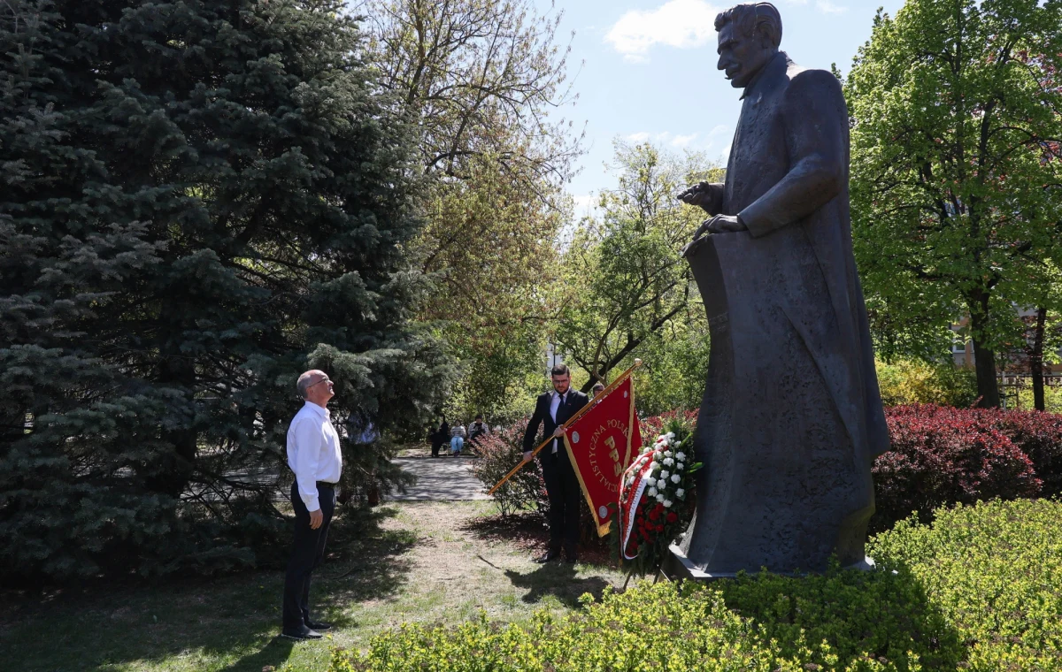 "Godne wynagrodzenie to nie jest łaska ani prezent, tylko prawo" - mówiła w piątek, w dniu Święta Pracy ministra rodziny Agnieszka Dziemianowicz-Bąk. Wskazała, że sukcesem Lewicy jest ustawa stażowa czy reforma Państwowej Inspekcji Pracy. Włodzimierz Czarzasty podkreślił, że Lewica w koalicji 15 października pilnuje, by nikt z rządzących nie mówił o ograniczeniu praw pracowniczych. 
