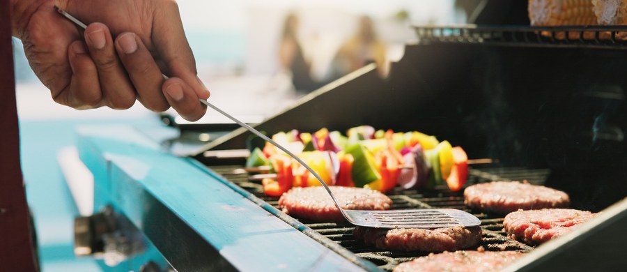Długi weekend plus piękna pogoda i wreszcie wysokie temperatury – równa się grillowanie. Jak ten rachunek wychodzi nam na zdrowie? Odpowiedź wydaje się oczywista, bo taki posiłek nie jest najlepszym – jaki możemy sobie zaoferować. Dobra wiadomość jest jednak taka, że – zdaniem specjalistów – wcale nie musi być tak źle, jeżeli będziemy trzymali się kilku zasad.