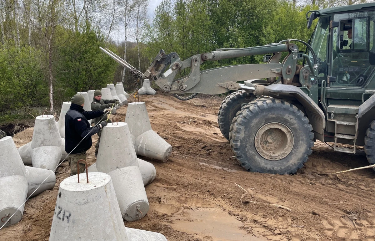 Już kilkadziesiąt kilometrów długości mają umocnienia na granicy z rosyjskim obwodem królewieckim. Docelowo zapora w ramach programu Tarcza Wschód ma powstać na całym odcinku granicy z Rosją i Białorusią. Jak mówi kapitan Karol Frankowski z 16. Pomorskiej Dywizji Zmechanizowanej, która odpowiada za tworzenie umocnień, mają one służyć odstraszaniu, ale także spowalnianiu ewentualnego ataku i ukierunkowywaniu w oczekiwane przez obrońców miejsca. To ma dać czas na reakcję wojska.